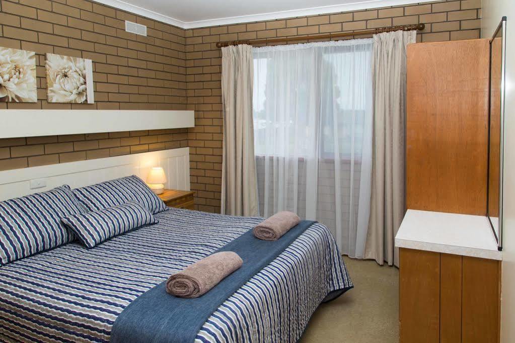 Sandpiper Holiday Apartments เลคส์เอนทรานส์ ภายนอก รูปภาพ